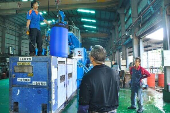 Chen Way Machinery: Double L-ring drum drop testing in our factory. Before shipment, we perform a complete drop test 3 times from a height of 1.5m by the front, body, and angle.