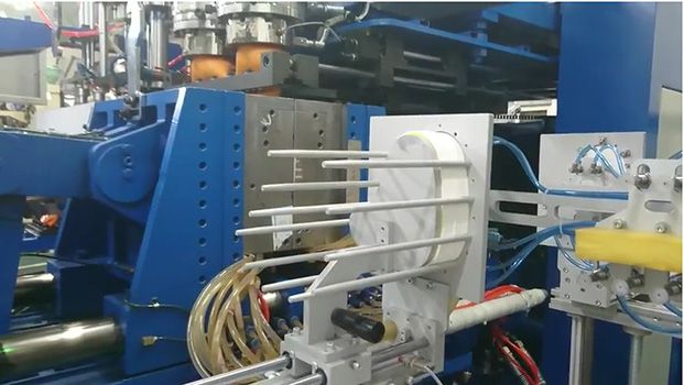 Máquina moldeadora sopladora de 2 cavidades, con etiquetado en molde, y removedor de material excedente automático, para botella de 5 litros 17-014