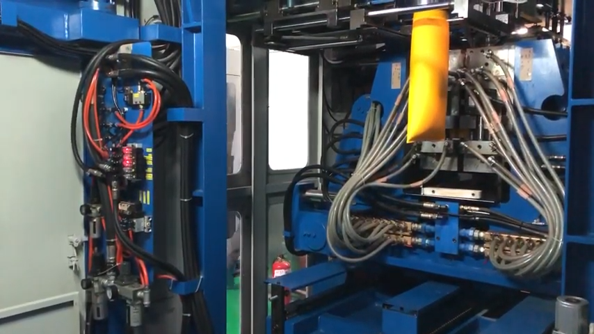 9L/18L Jerry can x Single Station + Auto-deflashing + Conveying system Blow Molding machine 18-006
